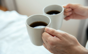Kako ukloniti mrlje kafe sa laminata? Efikasni trikovi bez hemikalija