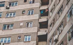 Njemačka: Žena izašla raširiti veš pa propala kroz balkon s trećeg sprata, probila i pod ispod
