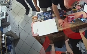Uznemirujući video napada u Trebinju: Pijani nasilnik tuče radnika, drugi stoje i gledaju