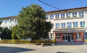 Neugodnost prvog dana škole: Na zidovima škole u Bratuncu stoje imena zločinaca Mladića i Karadžića