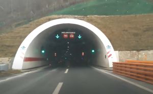 Oštećenje tunelske opreme: Privremeno zatvorena vozna traka u tunelu 25. Novembar
