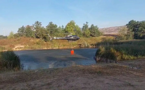 Helikopter Zeničko-dobojskog kantona gasio požar kod Kaknja, izbačeno preko 10.000 litara vode