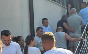 Krajišnici velikog srca: Građani na vrućini čekaju u redu kako bi darovali krv za stradalu djecu