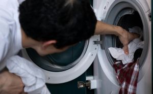 Šta uraditi prilikom sušenja veša: Jednostavan trik sa kockicama leda
