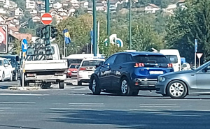 Saobraćajna nesreća u Sarajevu, vozilom udario u rasvjetni stub na raskrsnici