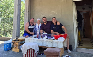 Duraković objavio fotografiju s majkom i braćom: "Život nam nije bio lagan, ali imamo jedni druge"