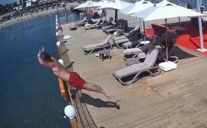 Uznemirujući video iz Turske: Otac troje djece skočio u plitku vodu i preminuo