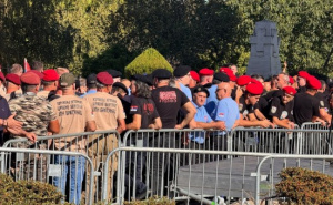 Veliki red na ulazak u crkvu gdje je kovčeg ratnog zločinca: Snimljeni i "Noćni vukovi" iz Rusije