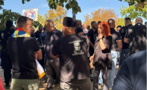 Sramotno: Natpisi na majicama osoba koje su došle na sahranu Mladiću suprotni haškim presudama