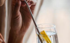 Da li je zdravo piti vodu tokom jela i šta se zaista događa u želucu?