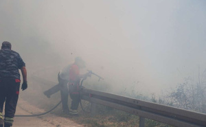 Izbio veliki požar kod Mostara: Zatvorena cesta, vatrogaci na terenu