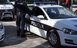 Filmska pljačka u Mostaru: U sred dana od zaštitara otuđili novac, a zatim pobjegli i zapalili auto