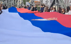 Nacionalistički performans na Drini: Mladi iz Srbije i RS-a vezali zastave na mostu u Zvorniku