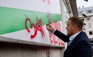 Performans u Sarajevu: Kapidžić i Zahiragić uzeli sprej i na plakat dopisali "pa makar bilo bolje"