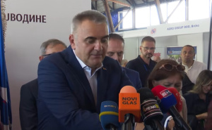 Predizborna kampanja se zahuktava: Savo Minić srušio mikrofon pa odahnuo: "Sreća pa nije"
