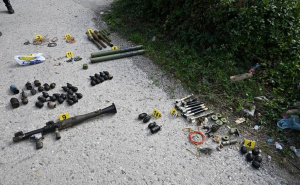 Velika akcija policije u Zenici: Iz vozila izbacio bombe i rakete, policija pronašla arsenal oružja