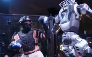 Robot povrijedio influensera u neobičnoj MMA borbi: Lapenna završio na podu