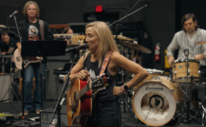 Sheryl Crow feat Jesse Welles – Freedom Bus