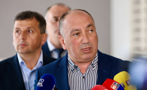 Igor Crnadak: Aktivisti SNSD-a obilaze penzionere i nose im pakete i koverte s novcem