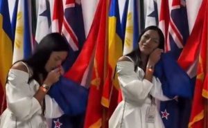 Srbijanska ambasadorica poljubila pogrešnu zastavu: Snimak izazvao lavinu reakcija