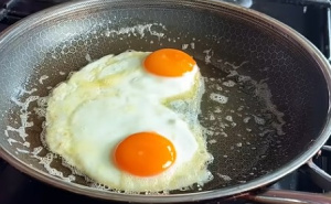 Kako spriječiti da se jaje ne zalijepi za tavu? Trik je u jednom sastojku koji svi imaju u kući