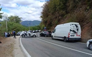 Teška nesreća na M-17: Dvije osobe povrijeđene u sudaru dva automobila