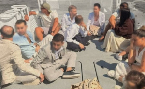 Elegantno odjeveni kako bi "skrenuli" pažnju: 14 ilegalnih migranata uhvaćeno na brodu
