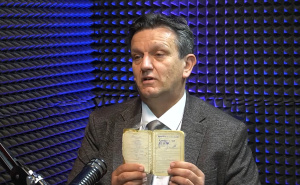 Blanuša javno pokazao vojnu knjižicu: "Nemam problem da pokažem gdje sam bio i šta sam radio u ratu"