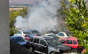 Požar u Mostaru, izgorjelo više automobila: Uzrok je zapaljeni otpad u krugu kuće?