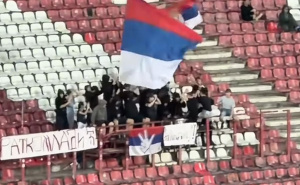 Bez razlike u godinama: Maloljetnici na Marakani istakli parolu i skandirali krvoloku Mladiću