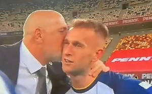 Video koji će vas "rastopiti": Barbarez je nakon utakmice svakog igrača pojedinačno grlio i ljubio