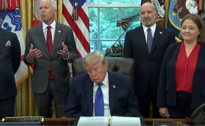 Trump opet zaspao na sastanku u Bijeloj kući: 'Pospani Joe' dobio neočekivanu konkurenciju