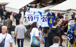 Potvrđeno za Radiosarajevo.ba: Roditelji iz Srebrenice dolaze pred školu u dresovima BiH
