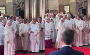 Protokol ili nešto drugo? Papa Lav XIV tokom posjete u Francuskoj zaobišao tamnoputog svećenika