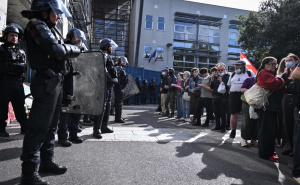 Nasilje eskaliralo tokom učeničkih protesta u Francuskoj: Napadnut direktor škole, izbili požari