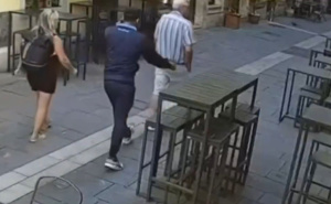 Pljačka usred dana: Turistkinji strgnuo lančić s vrata, sve snimile kamere