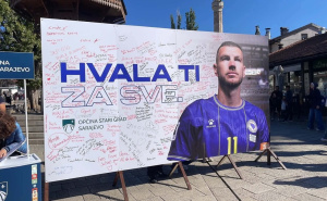 Građani se zahvaljuju Džeki na plakatu u Starom Gradu: "Babuka, hvala ti za svaki gol"