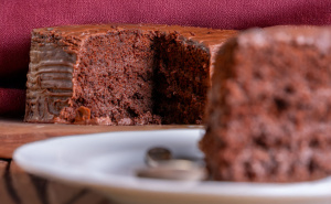 Sacher torta koja osvaja na prvi zalogaj: Recept za čokoladnu poslasticu kojoj je teško odoljeti