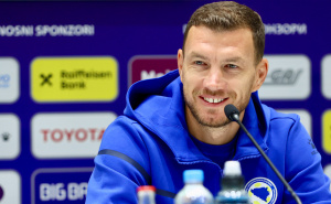 Edin Džeko posebnim poklonima obradovao saigrače iz reprezentacije i članove stručnog štaba