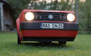 Viđali smo ga u raznim izdanjima, ali ovo nas je iznenadilo: Legendarni 'Golf GTI' kosi travu