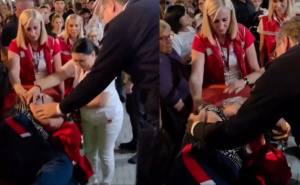 Vučić 'uskrsava mrtve': Poljubio ženu kojoj je pozlilo pa objavio video
