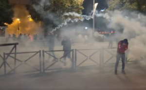 Haos ispred Skupštine Kosova: Demonstranti bacali pirotehniku, policija uzvratila suzavcem