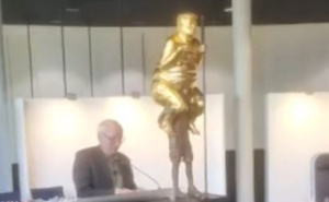 Goli Trump osvanuo u Europskom parlamentu: Pozlaćena skulptura izazvala pažnju
