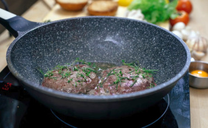 Jednostavne i brze faširane šnicle: Recept za najbolji porodični ručak, s par trikova za sočnost