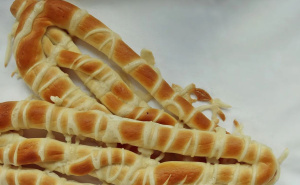 Domaći pereci sa slanim prelivom: Recept za pecivo kojem je teško odoljeti