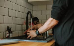 Sarajlije, i večeras pripremite zalihe vode: Vodovod ponovo najavio obaranje pritiska