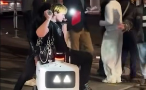 Roboti za dostavu hrane postali meta napada: Građani ih šutiraju, a neki traže i zabranu