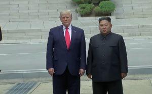Kim Jong-un izložio raketu koja može dosegnuti američko kopno, Trump se priprema za sastanak