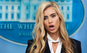 Nova Trumpova glasnogovornica prvi put stala pred novinare: "Je li ovo skeč?"