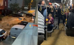 Haotične scene u Istanbulu: Ceste se urušavaju, bujice nose automobile, poplavljene bolnice i metro
